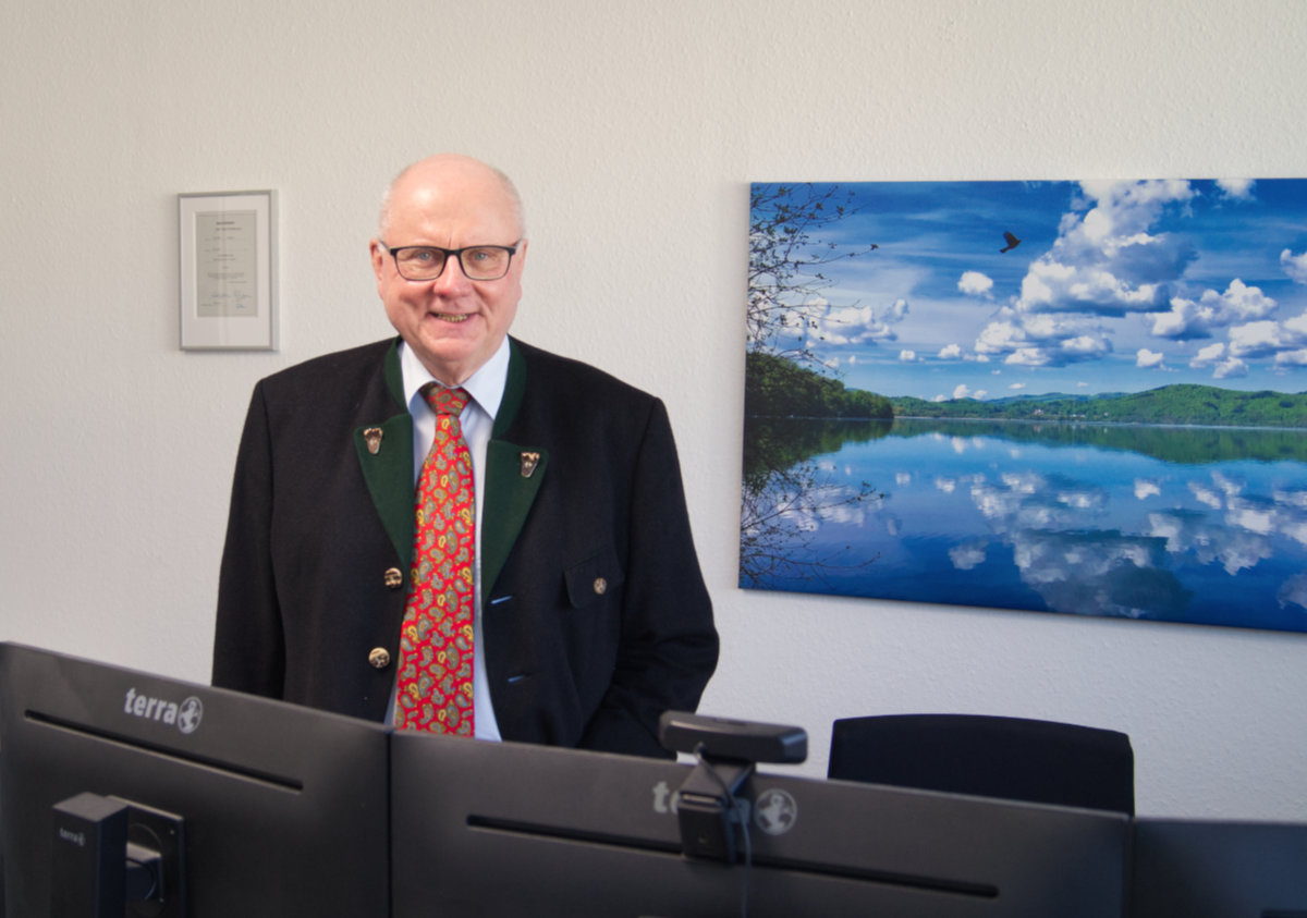 Detlef Schmitz baut das Unternehmen in den 1980er Jahren zum Allrounder für das Büro aus.